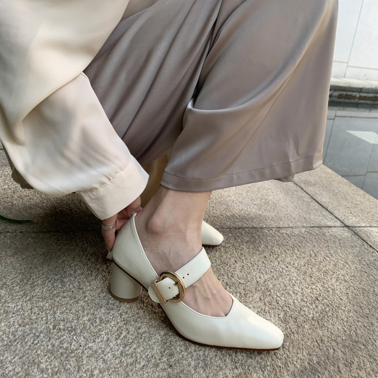 This year is super popular with white yo ~ 100 hitch with a pointed coarse heel white heels with a pair of Marie-shaped shoes