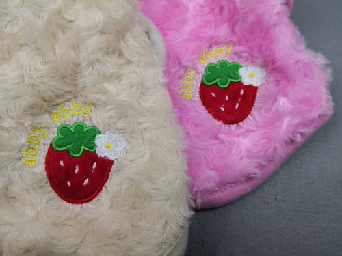 Бесплатная доставка без возврата и обмена собачьи одежды клубничная вышивка осень и зимняя пижама круглый бархатный плюшевая одежда домашняя одежда домашняя одежда