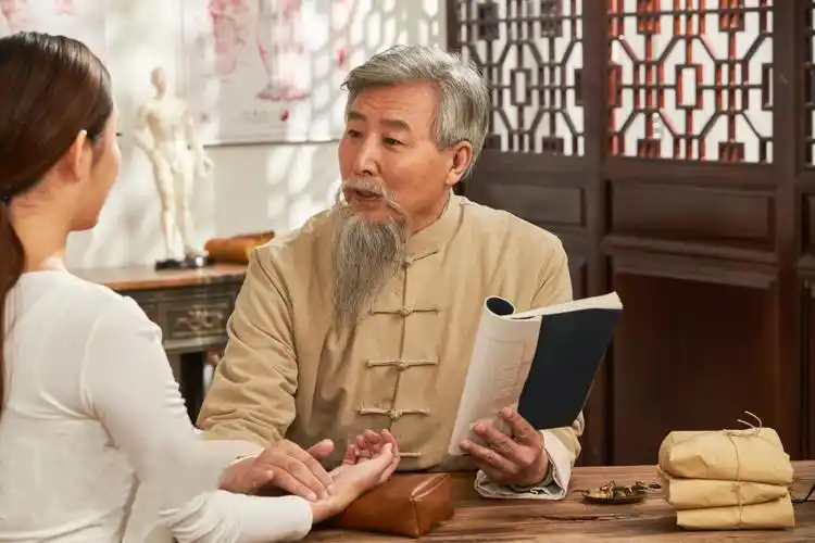 睡醒臉腫、褲子變緊？濕氣偷走你的努力