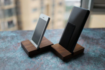 Creative solid wood mobile phone holder desktop simple wooden universal mobile phone holder ipad tablet holder