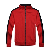 Один бар с бархатно-красными черными рукавами