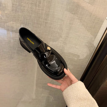 Thousands of pairs of genuine leather soft-soled small leather shoes are on sale