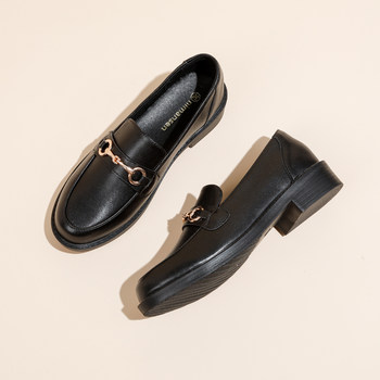 Thousands of pairs of soft-soled, versatile small leather shoes are on sale