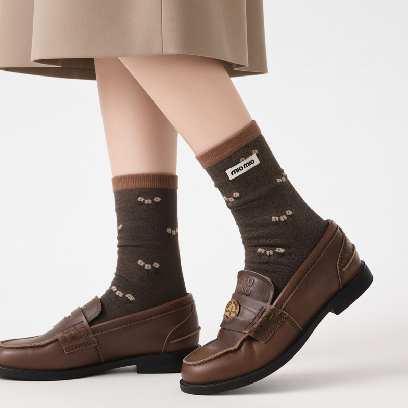 Japanese-Style Coffee-Colored Retro Floral Socks for Women, Mid-Calf Socks with Fabric Labels, Versatile Earth Tones for Autumn and Winter