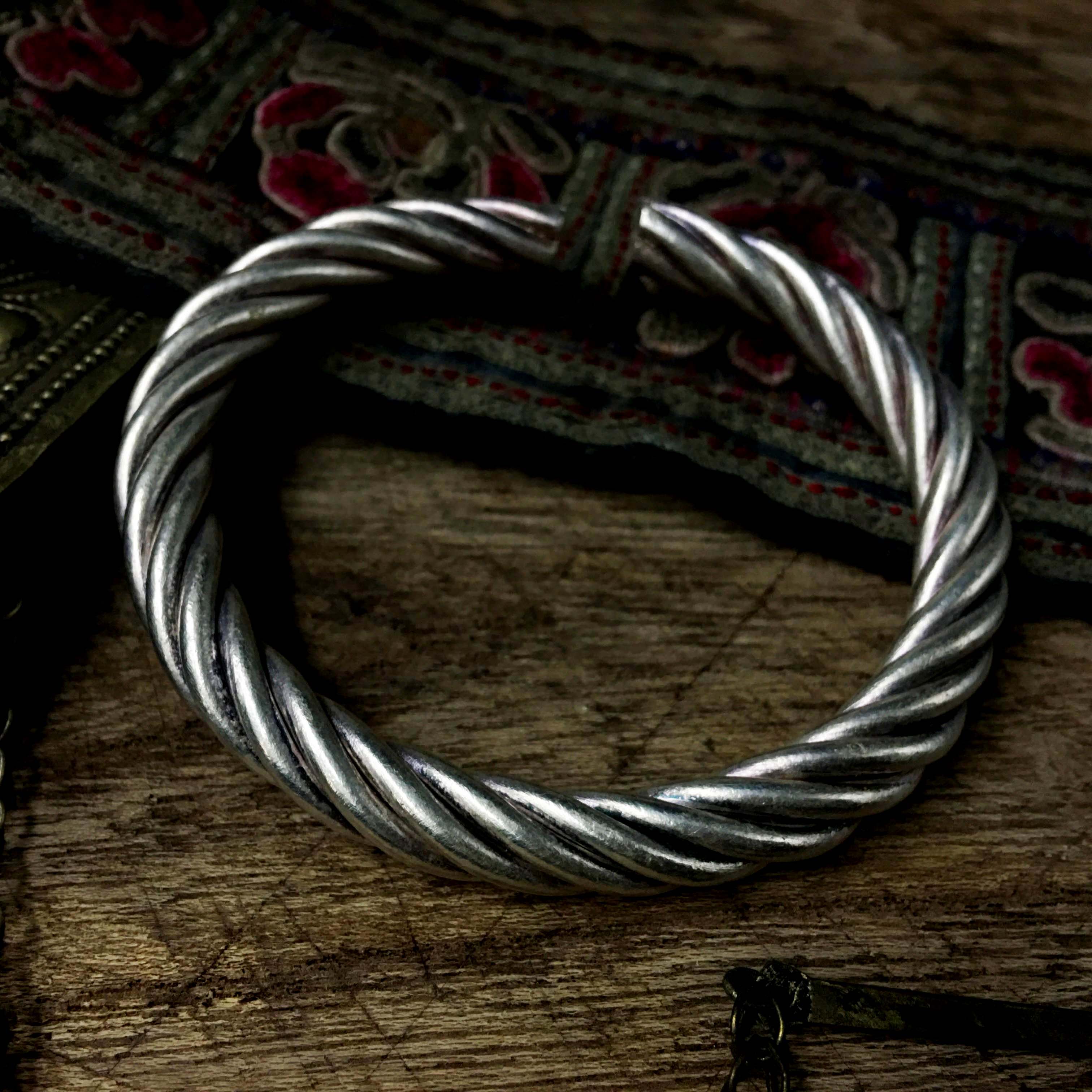 999 sterling silver, handmade, Miao nationality, characteristic, twisted wire, twist, atmosphere, classic bracelet, Mozi Silver Square