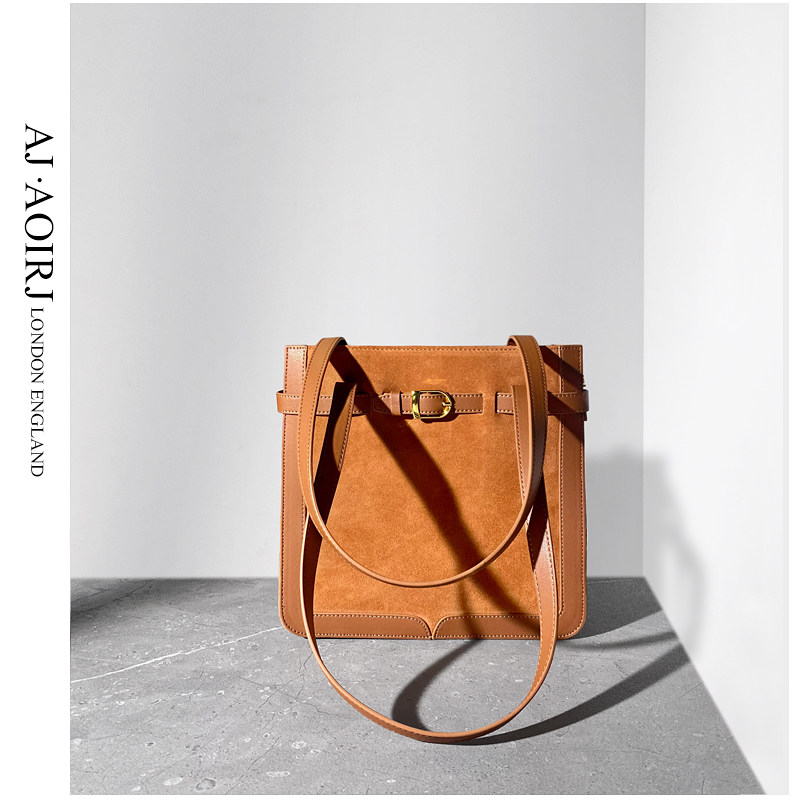 (UK AJ AOIRJ) Niche new high-end leather stitching frosted leather tote bag armpit handbag