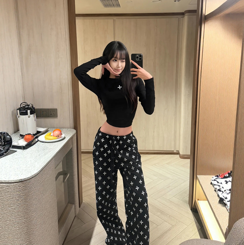 Wassup Sun American-Style Black Cross Print Slim-Fit Long-Sleeve T-Shirt for Women 2026 New Base Shirt Top