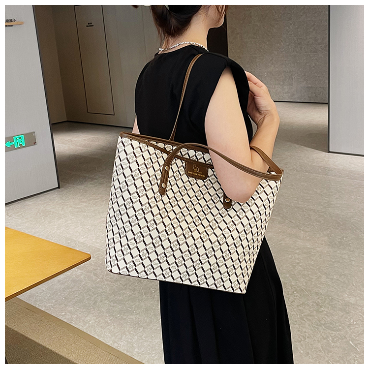 Premium for Women 2024 New Fashionable Large Capacity Single Shoulder Underarm , Hundred Step Handheld Commuter Tote_voghion.com