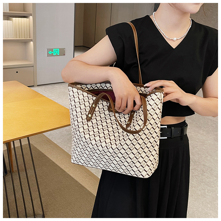 Premium for Women 2024 New Fashionable Large Capacity Single Shoulder Underarm , Hundred Step Handheld Commuter Tote_voghion.com
