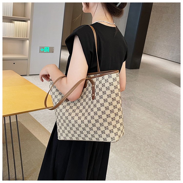 Premium for Women 2024 New Fashionable Large Capacity Single Shoulder Underarm , Hundred Step Handheld Commuter Tote_voghion.com