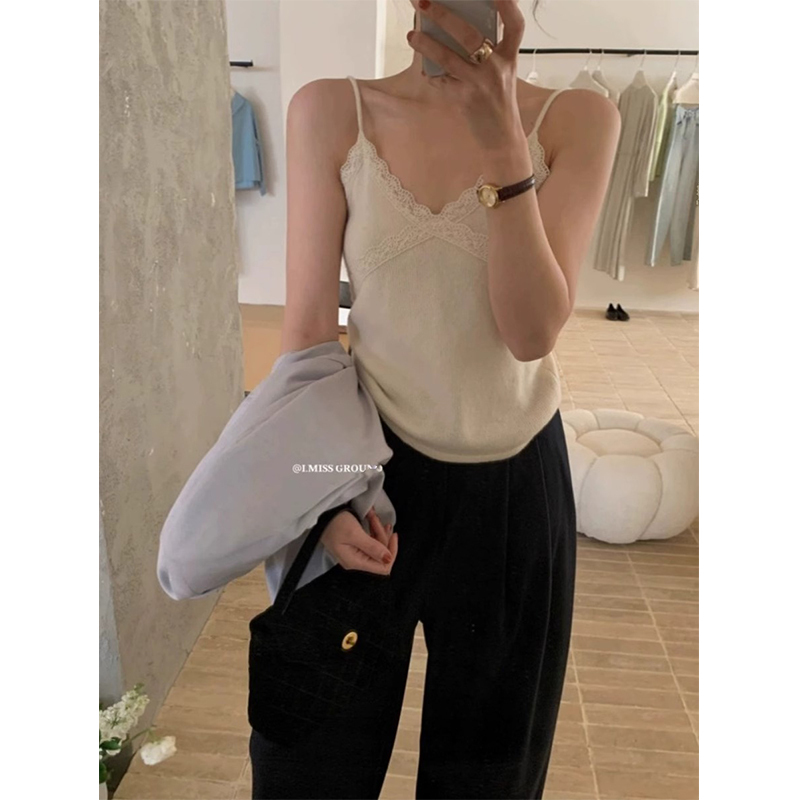 Korean-Style Lace Patchwork V-Neck Camisole for Women, Summer Design That Covers Side Breasts, Slim-Fit, Sweet and Spicy Sleeveless Top Korean-Style Lace Patchwork V-Neck Camisole for Women, Summer Design That Covers Side Breasts, Slim-Fit, Sweet and Spicy Sleeveless Top