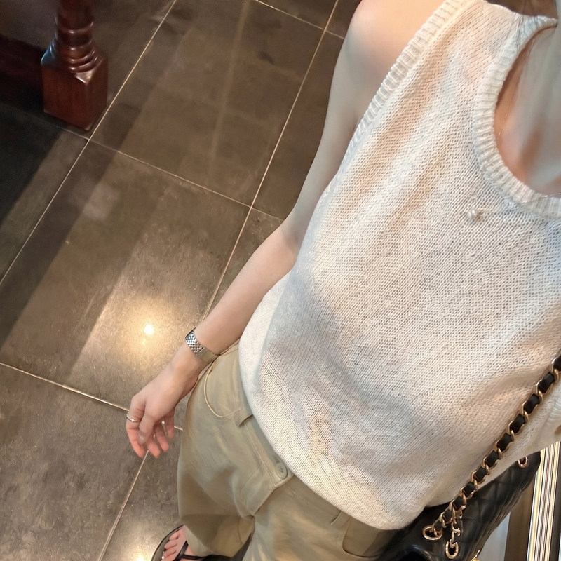 Old Money Style White Knitted Vest for Women, Summer Outerwear, Loose Fit, Slimming, Thin Casual Sleeveless Top Old Money Style White Knitted Vest for Women, Summer Outerwear, Loose Fit, Slimming, Thin Casual Sleeveless Top