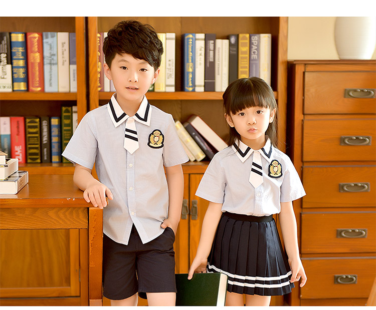 Quần áo cuộn cho trẻ em mùa hè đồng phục lớp tiểu học đồng phục học sinh hai mảnh phù hợp với đại học gió áo sơ mi ngắn tay quần áo mẫu giáo - Đồng phục trường học / tùy chỉnh thực hiện đồ cho bé trai
