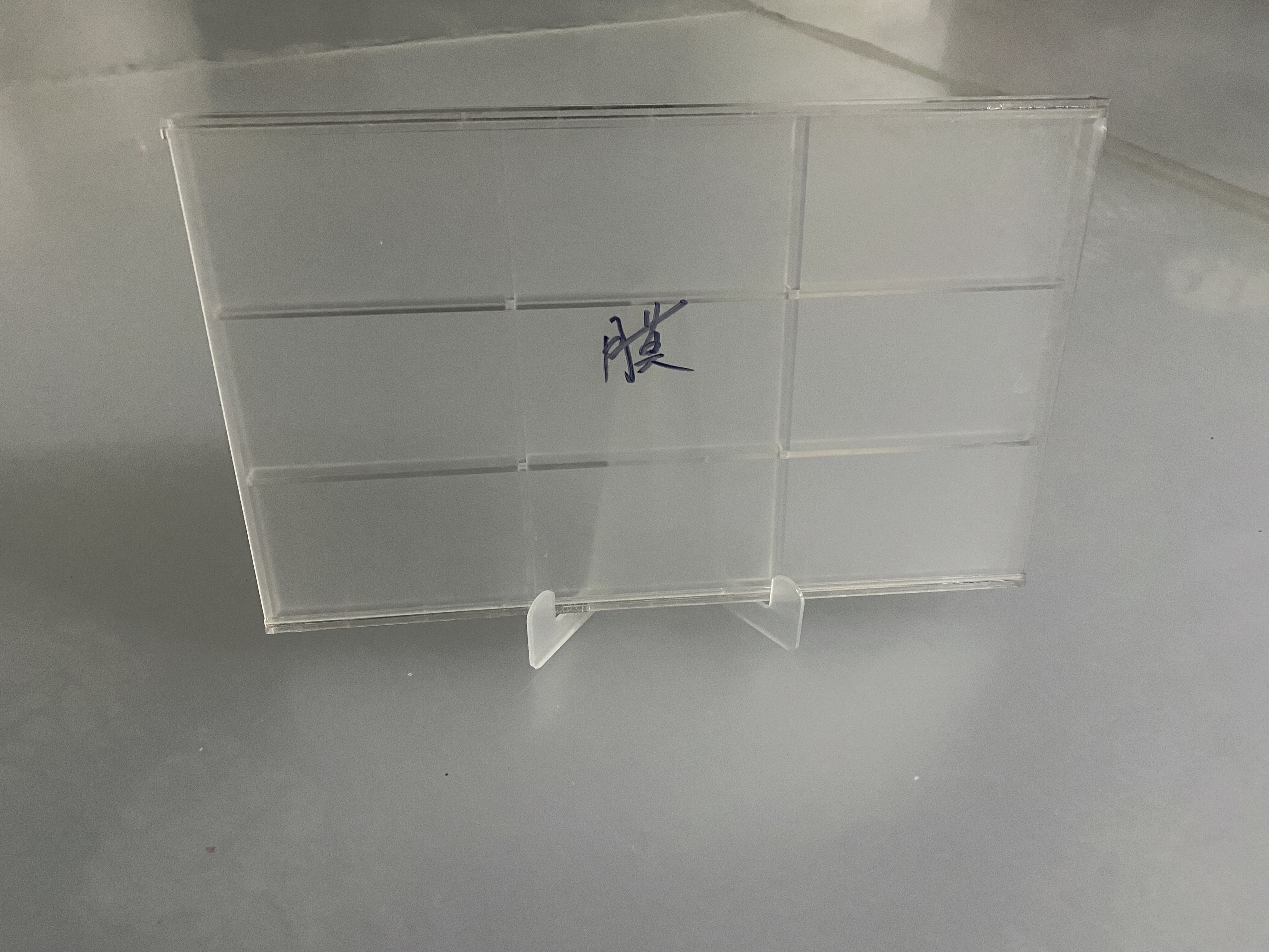 2026年二次元潮玩必备！亚克力水晶砖展示架如何选购？