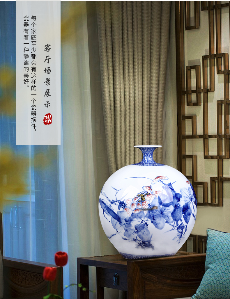 Jingdezhen ceramics master hand draw freehand brushwork in traditional Chinese blue and white porcelain vases, sitting room adornment of new Chinese style porch place