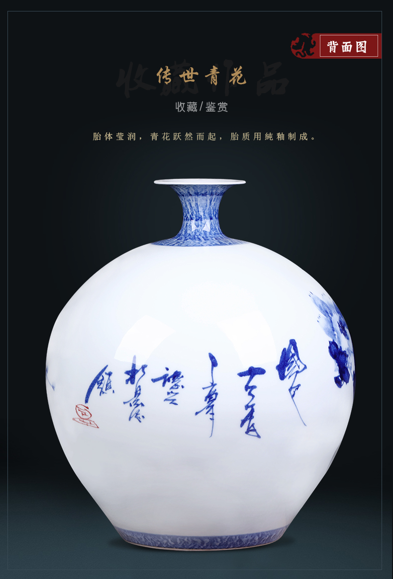 Jingdezhen ceramics master hand draw freehand brushwork in traditional Chinese blue and white porcelain vases, sitting room adornment of new Chinese style porch place