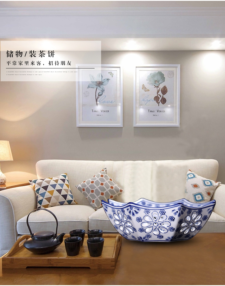 Jingdezhen hollow circular blue and white porcelain ceramic fruit bowl creative new Chinese style decoration ware tea table furnishing articles