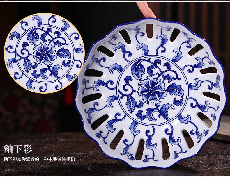 The tripod with two handles all The blue and white porcelain of jingdezhen ceramics hollow - out of new Chinese style classical fruit bowl large creative snack plate