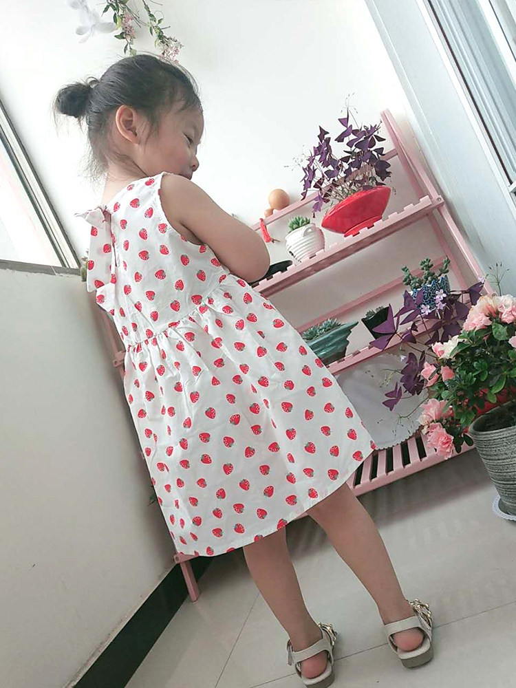 Baby strawberry cotton fabric one-piece dress 1 new Korean version girl vest summer dress sweet baby princess skirt foreign air 2 years old 