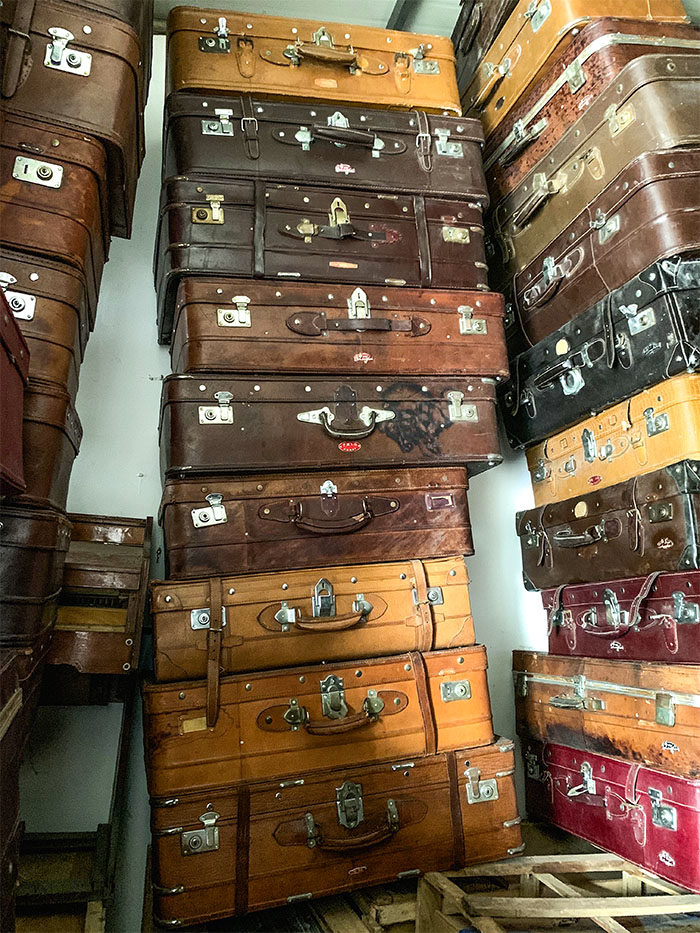 Old Shanghai Old Leather Suitcase Tea Table Republic Antique Nostalgia Old Items Movie And TV Props Shooting Field Retro Background