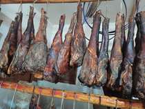 Authentic farm firewood smoked Hou hoof pigs feet Hubei Enshi A whole ham Sichuan rural homemade bacon