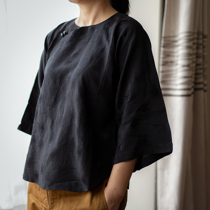 Spot 2021 autumn hand-cut one piece of Chinese style full carpel charcoal black inverted big sleeve cotton linen shirt