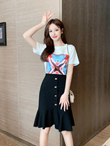 New name Yuanyuan little fragrant wind fashion suit Womens temperament short sleeve T-shirt fish tail bag hip half body dress Two sets summer