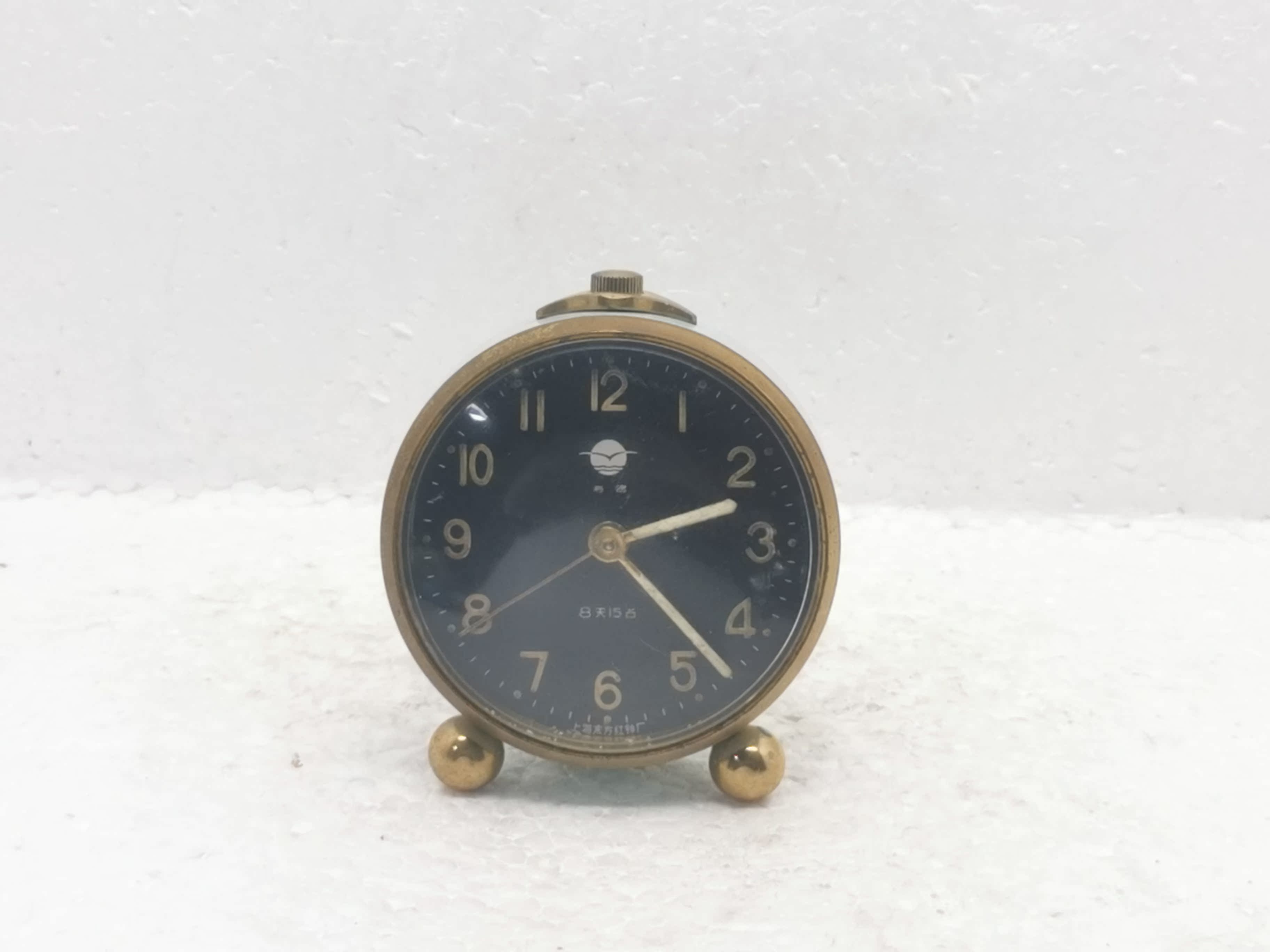 (Shanghai Seagull Brand Dongfanghong Bell Factory produces 8-day 15-drill fine horse all-copper movement small round alarm clock)