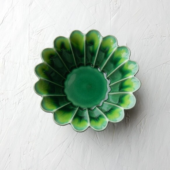 Japanese import writer's green glazed wheel flower deep disc hand made of pottery canter green retro ceramic Decorative Chrysanthemum Bowl