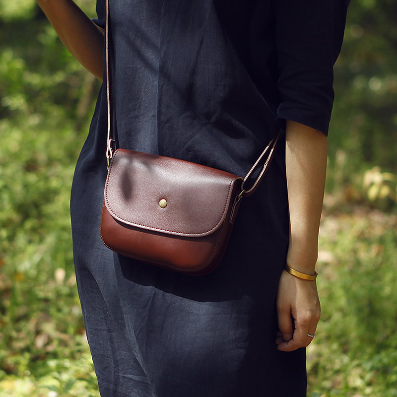 Original female Bull Leather Small Satchel Bag Mini Inclined Satchel Bag Single Shoulder Bag Genuine Leather Day Ensemble Small Bag B08