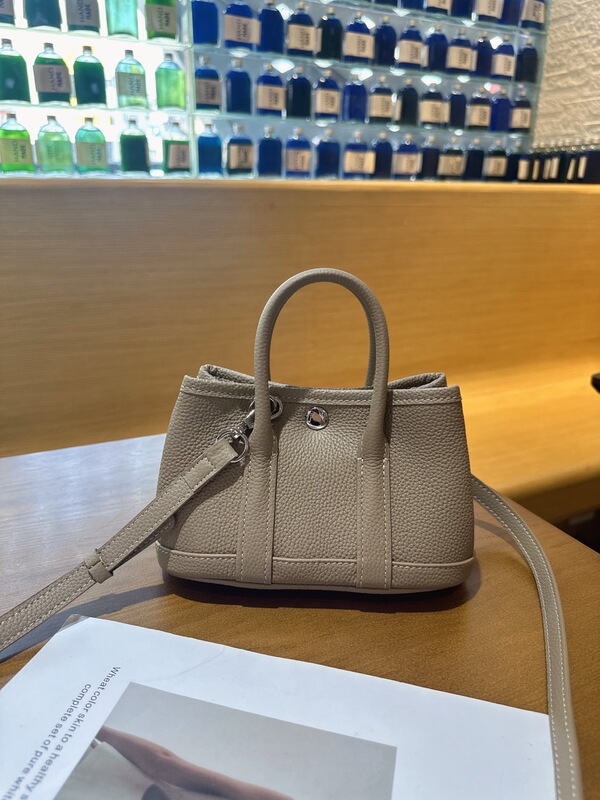 Ou Shibeier's Cute and Versatile Mini Garden Bag Made of Genuine Leather, Can Be Used as a Handbag or Crossbody Phone Bag for Women Ou Shibeier's Cute and Versatile Mini Garden Bag Made of Genuine Leather, Can Be Used as a Handbag or Crossbody Phone Bag for Women