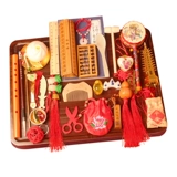 Ребенок -один -лежащий, ловя еженедельные припасы.