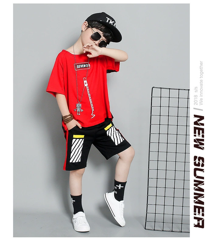 . Mùa hè bé trai bộ đồ bông tinh khiết ngắn tay mẫu giáo ngày hè trẻ em hip-hop phong cách hip-hop jazz dance trang phục - Trang phục