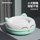 Зима в гнезде собаки держит теплые и более толстые маленькие собачьи щенки