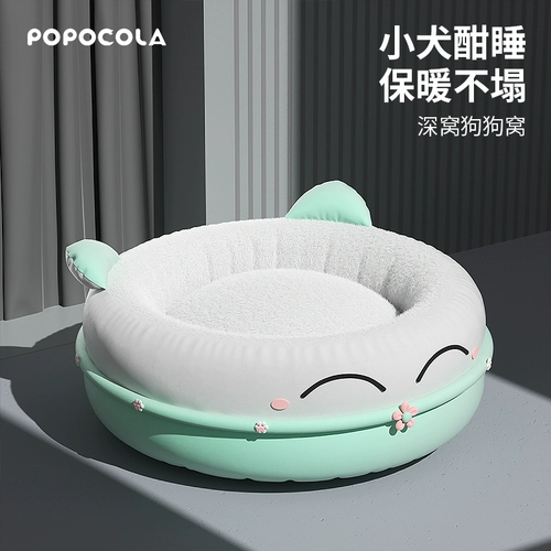 Зима в гнезде собаки держит теплые и более толстые маленькие собачьи щенки