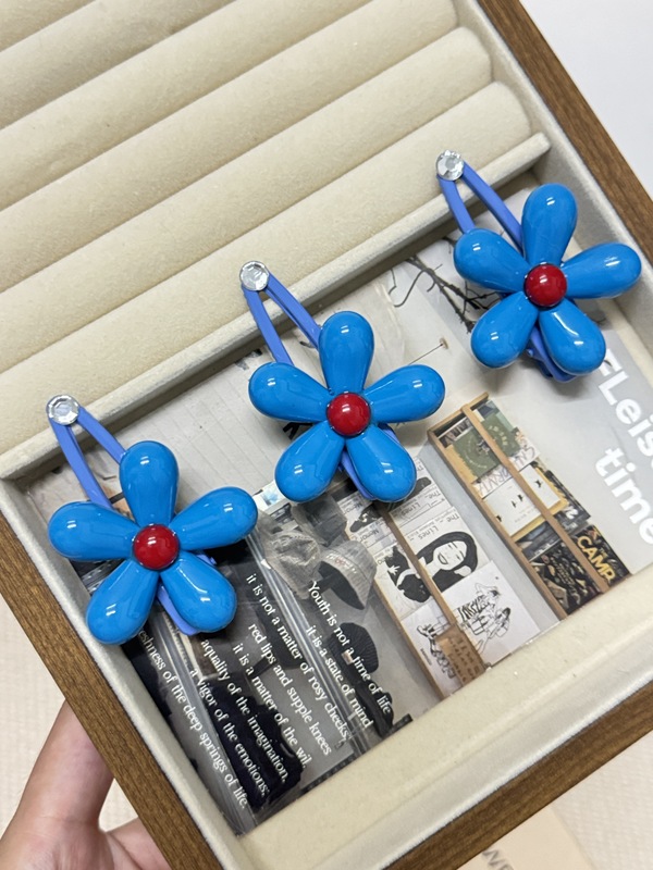 Klein Blue Summer Flower Diamond Handmade Hair Clip 2025 New Girl Heart Versatile Side Bangs Clip Hair Accessory