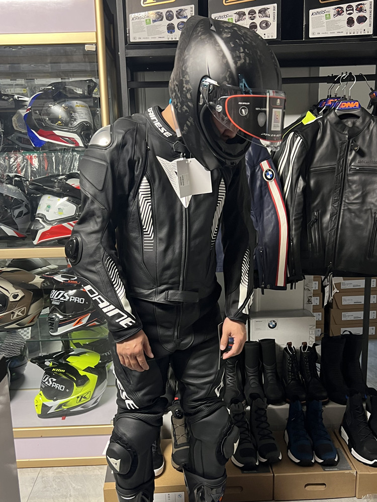 丹尼斯Laguna 5钛合金连体皮衣：四季骑行，安全与时尚的完美结合！🌟