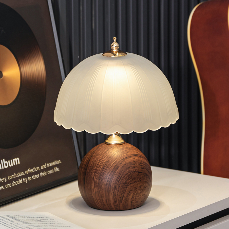 Medieval Style Small Table Lamp, Bedroom Bedside Lamp, Light Luxury and High-End French Retro Rechargeable Style, American Atmosphere Night Light Medieval Style Small Table Lamp, Bedroom Bedside Lamp, Light Luxury and High-End French Retro Rechargeable Style, American Atmosphere Night Light
