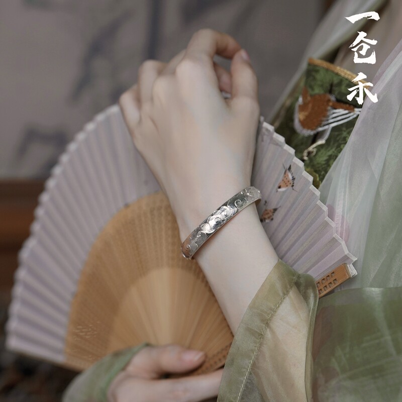 Xiangyun Yicanghe Original Handmade S999 Pure Silver Solid Openwork Embossed Cloud Pattern Young Silver Bracelet Birthday Gift