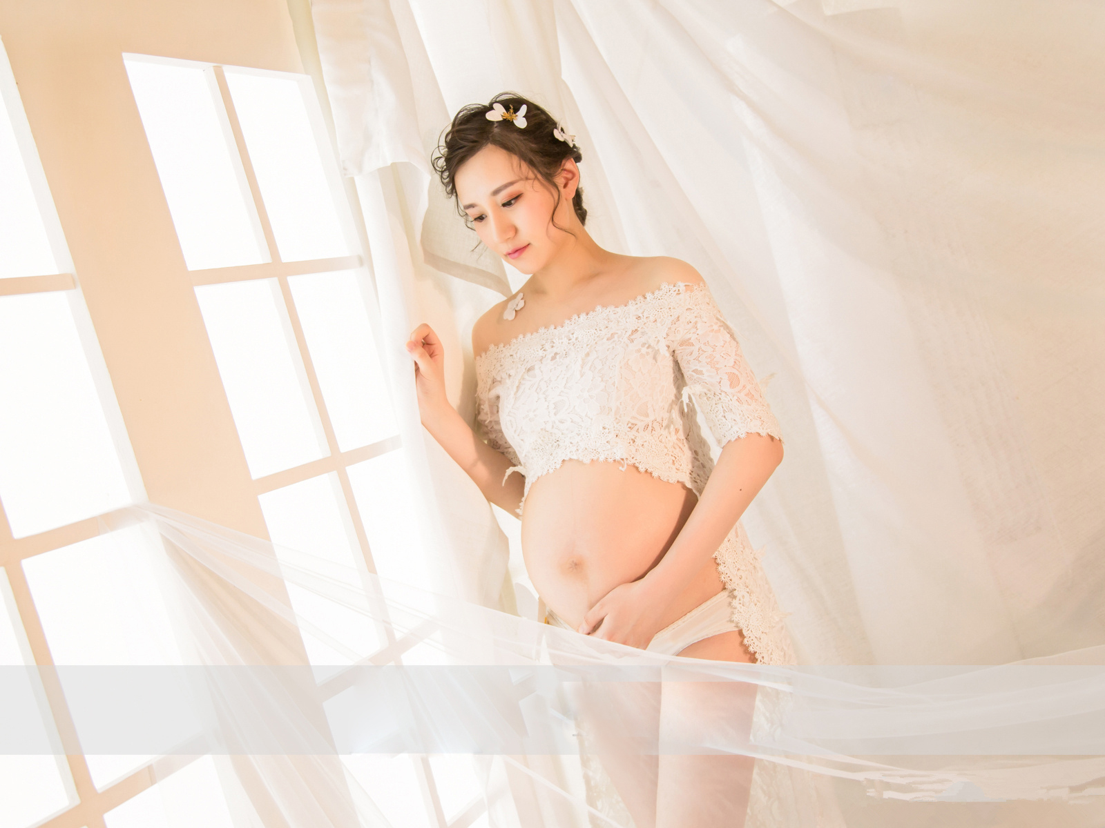21 Photos Gallery Pregnancy Woman Dress White Meritocracy Themed Photography Pregnant Woman Costume Gestation Mommy Photo Art Write Real Clothes