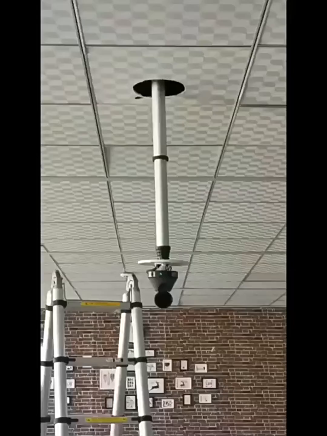 天花板藏摄例比如头？这玩意儿真能够把会议变成科幻片？