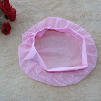 Задняя часть розового интернет -грузовика с розовым краем свободно