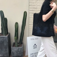 Черный, большого размера. Соберите и получите в подарок внутреннюю сумку и ленту.