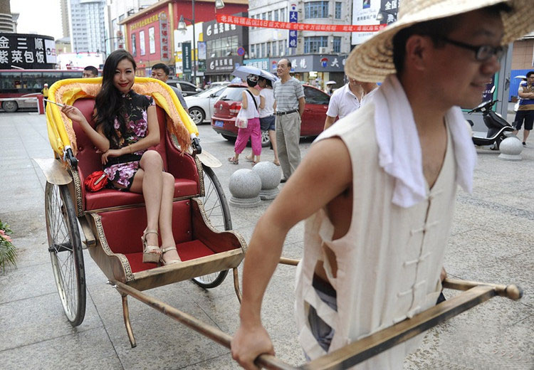 Shanghai rickshaw rental taxi driver props take pictures to show the retro old Shanghai style hotel decoration