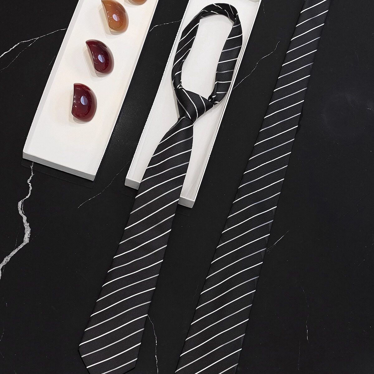 Yangshulin New Black and White Twill Tie, Autumn/Winter Color-Coated Woven Style, Runway Look for Men and Women, 2026