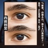 Мужчина -ученик естественным образом бросает маленькое черное кольцо синей невидимой миопии.