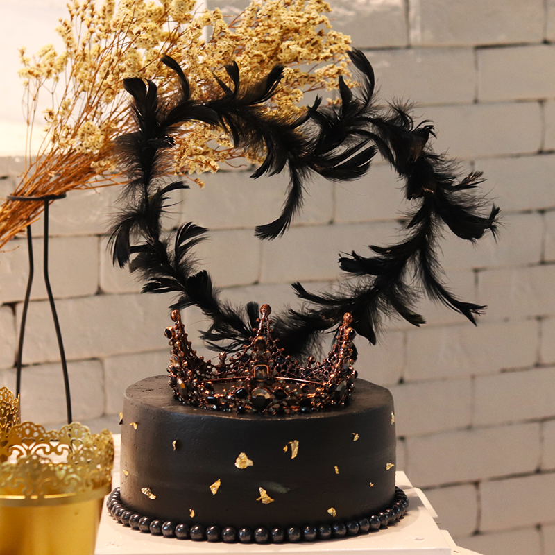 New black retro crown baking cake decorated with a luxurious Queen's Great Crown Network Red Feather Plugins
