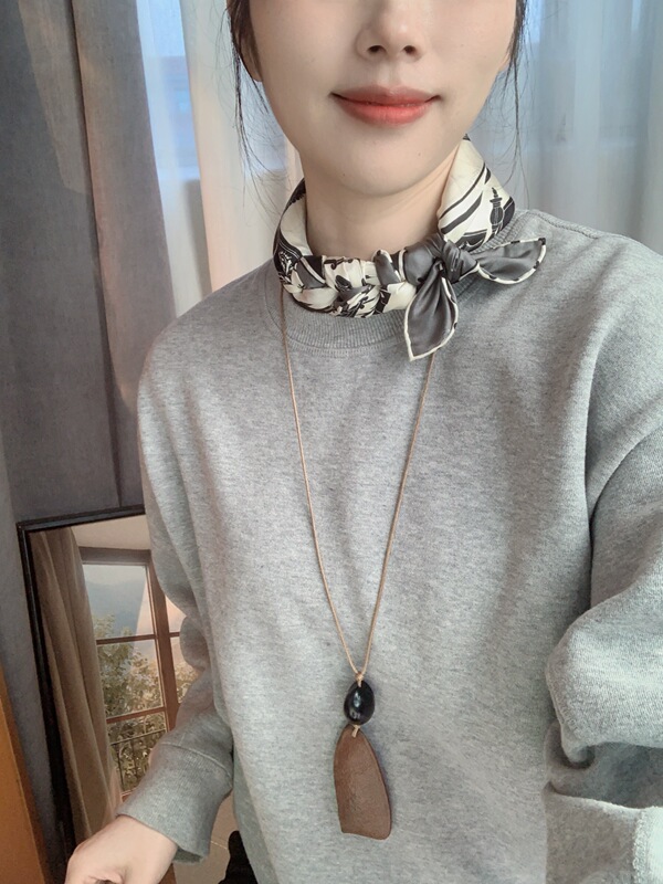 【Bookworm Stamp】Classic Pattern! Mulberry Silk Jacquard Old Money Style Scarf, Small Square Scarf 65cm