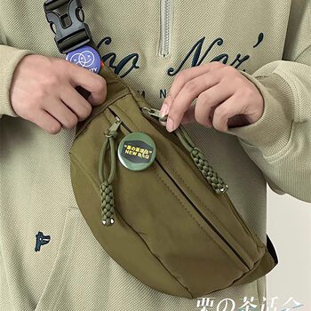 A lightweight chest bag that looks good no matter how you carry it! versatile