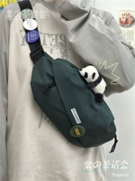 Темно -зеленый плюс панда